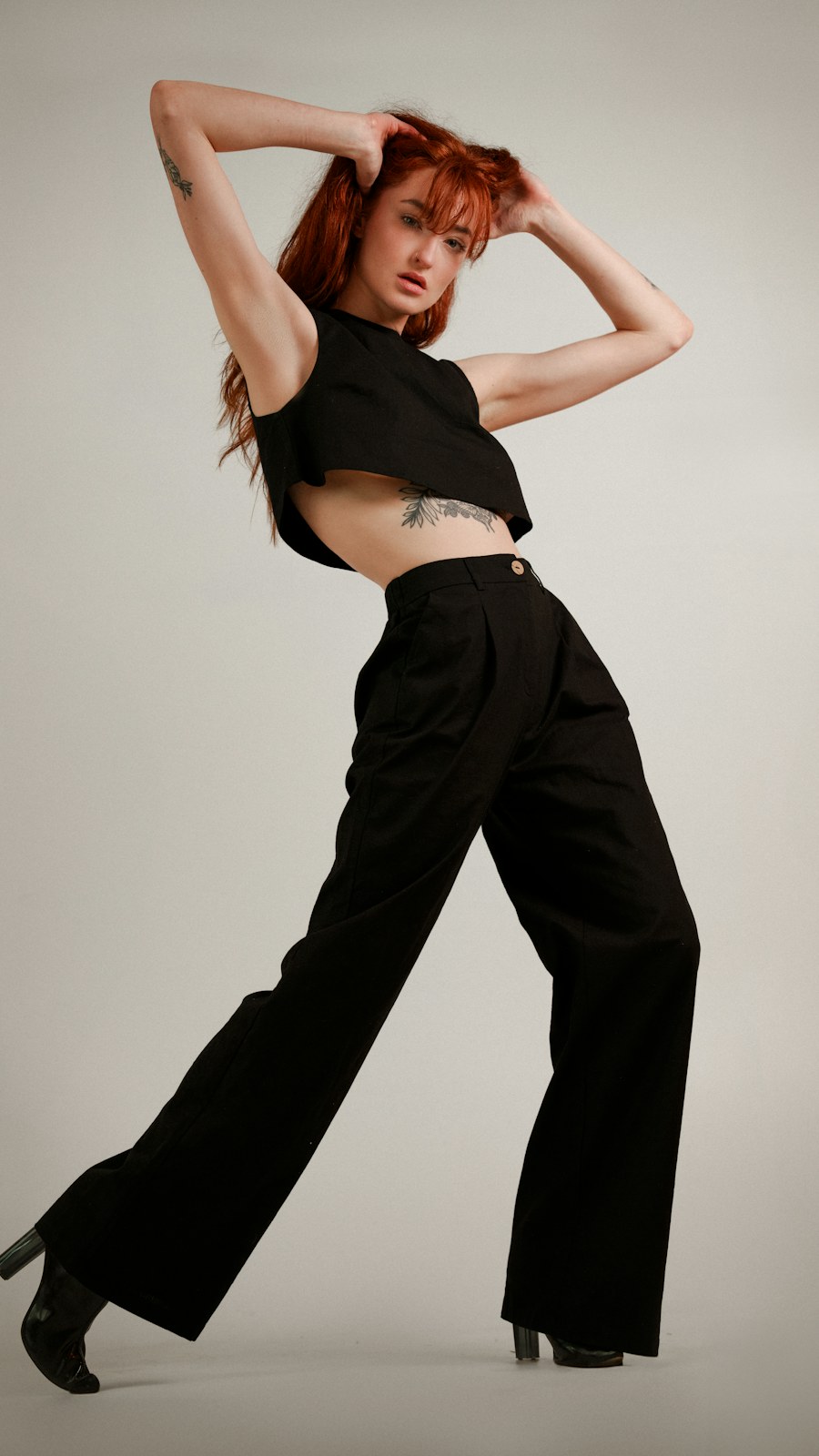 Look feminino em preto e calça ampla
