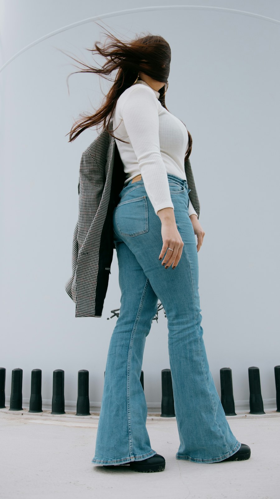Look casual com calça jeans azul