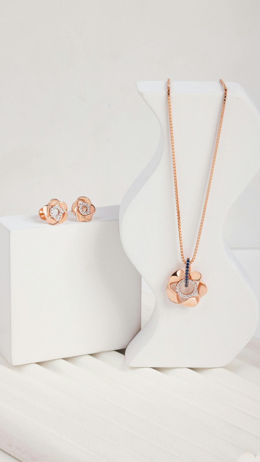 Conjunto de colar e brincos em tom rosé