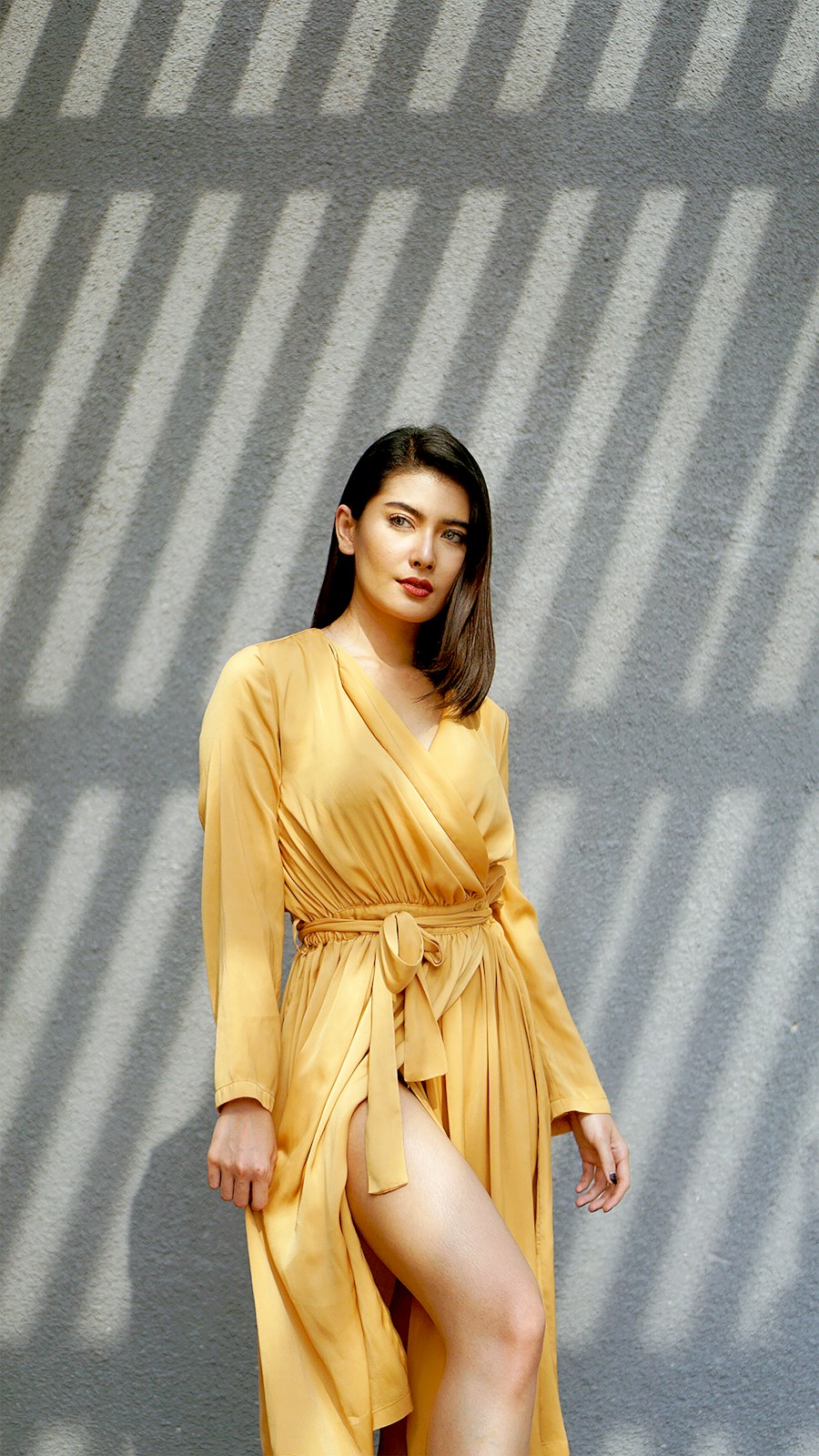 Vestido midi mostarda em modelo